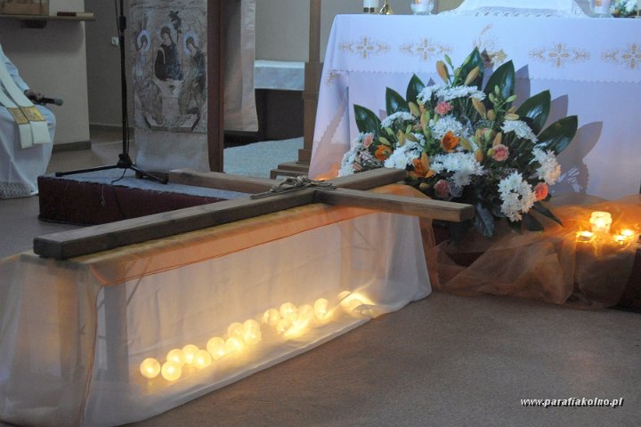 122 Adoracja z krzyżem.jpg